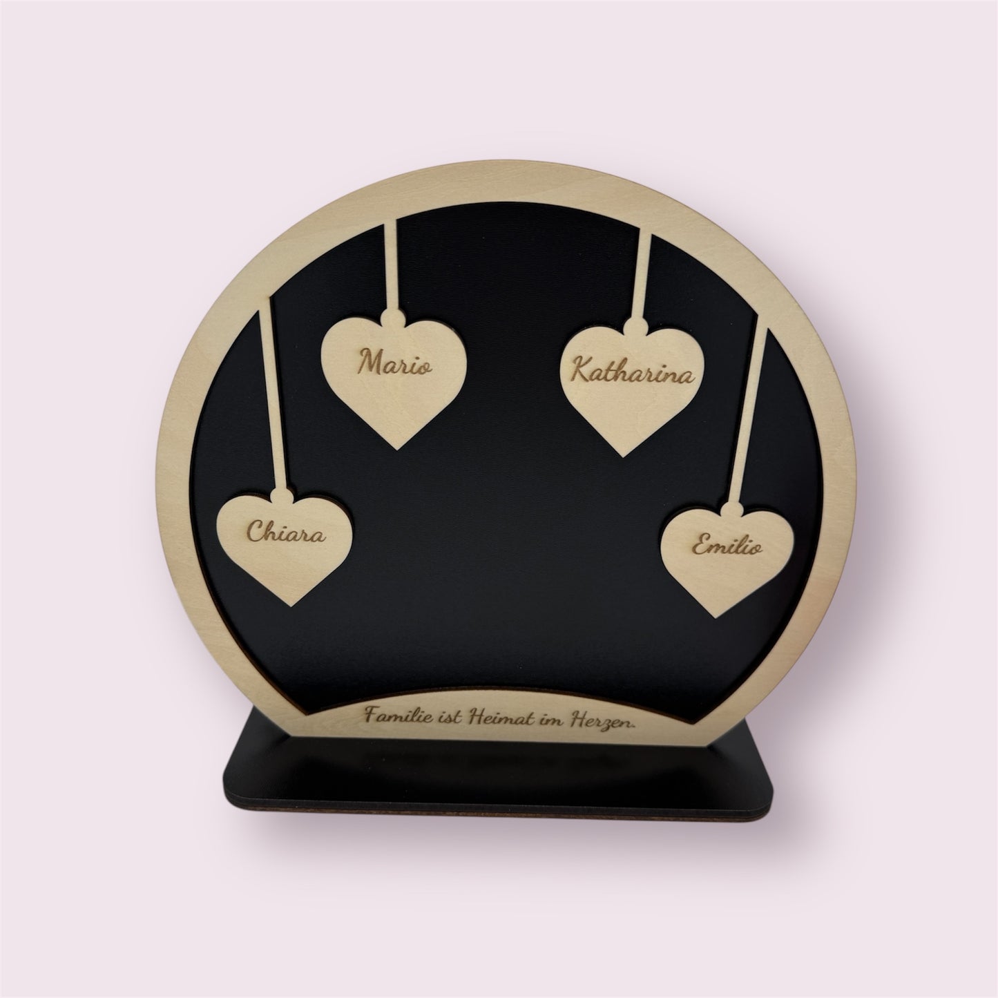 Personalisiertes Familienschild aus Holz – Namensschild mit Herzen –