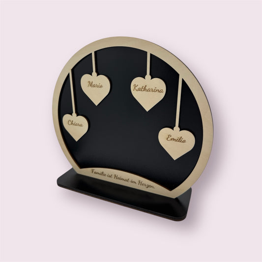 Personalisiertes Familienschild aus Holz – Namensschild mit Herzen –